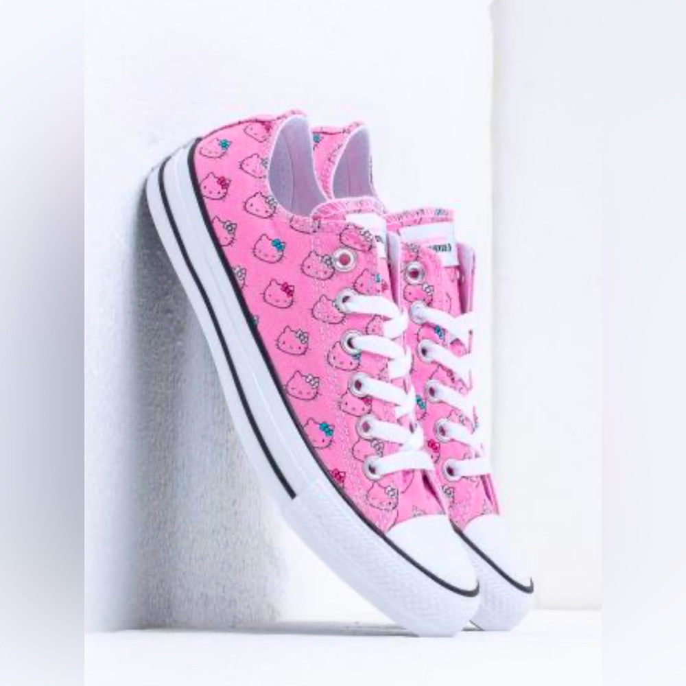 ** BRAND NEW** HELLO KITTY, Converse Chuck Taylor,
Ox Hello Kitty Pink, size 11